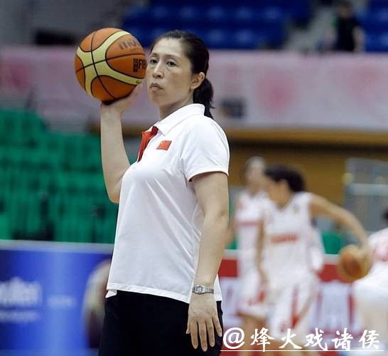 郑薇场边督战亲自登场,广东女篮16分优势再取六连胜 郑薇场边督战亲自登场,广东女篮16分优势再取六连胜